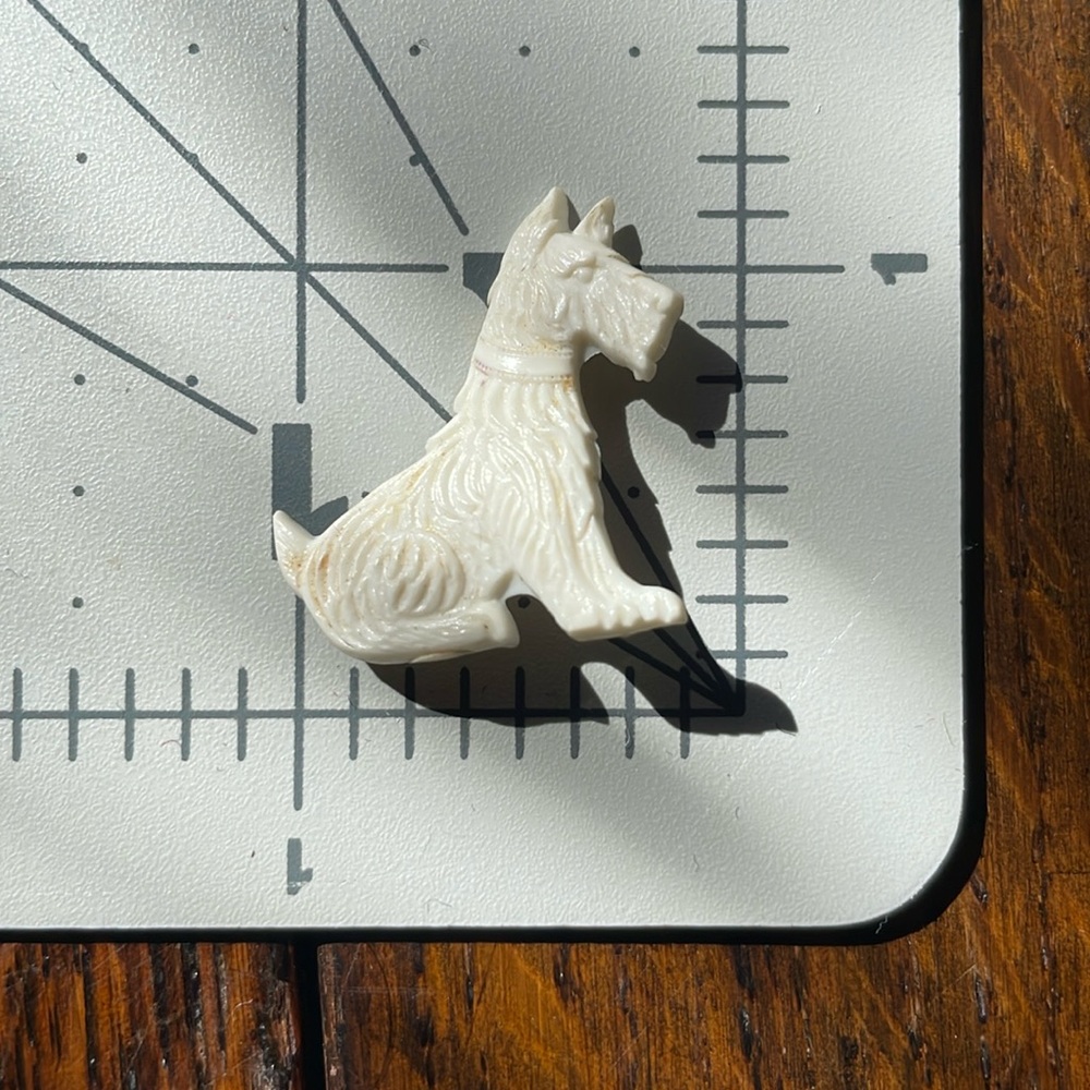 Vintage button, small 1" white scottie dog button (1)